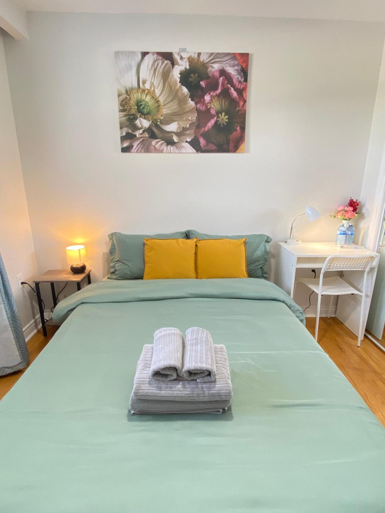Sunny House - Main Floor, Free Parking, In Toronto Hotell Exteriör bild