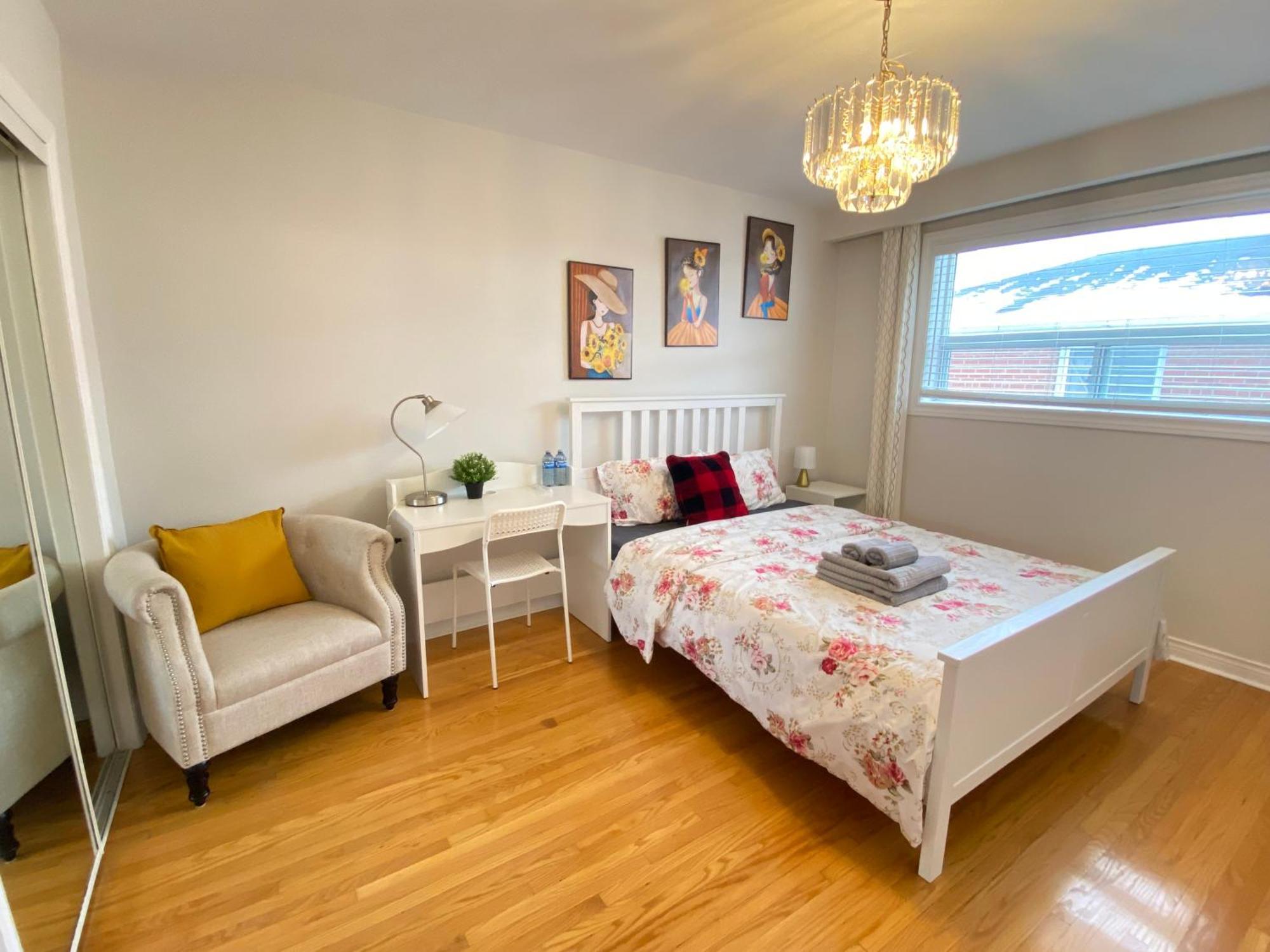 Sunny House - Main Floor, Free Parking, In Toronto Hotell Exteriör bild