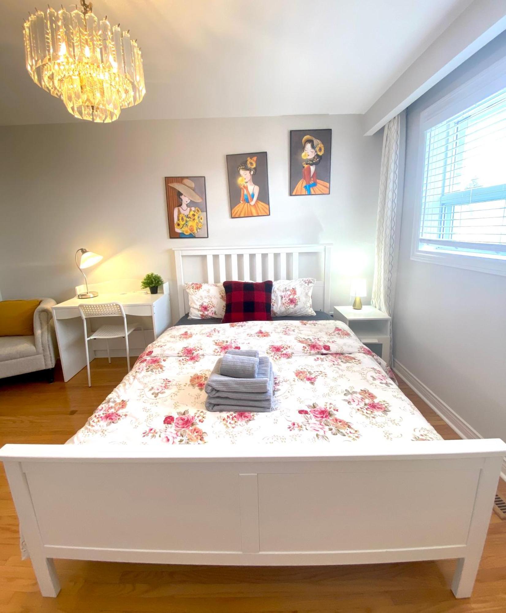 Sunny House - Main Floor, Free Parking, In Toronto Hotell Exteriör bild