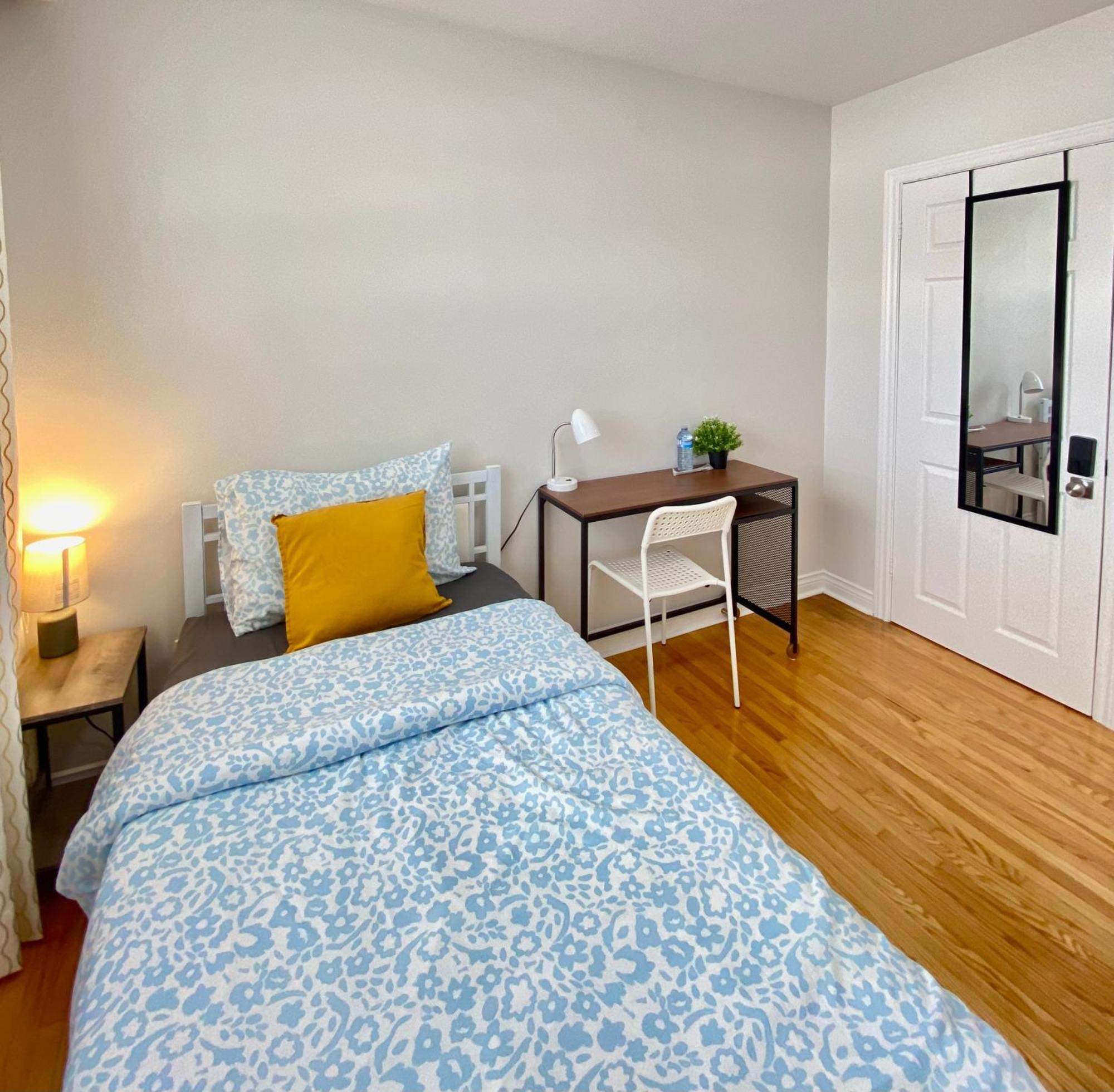 Sunny House - Main Floor, Free Parking, In Toronto Hotell Exteriör bild