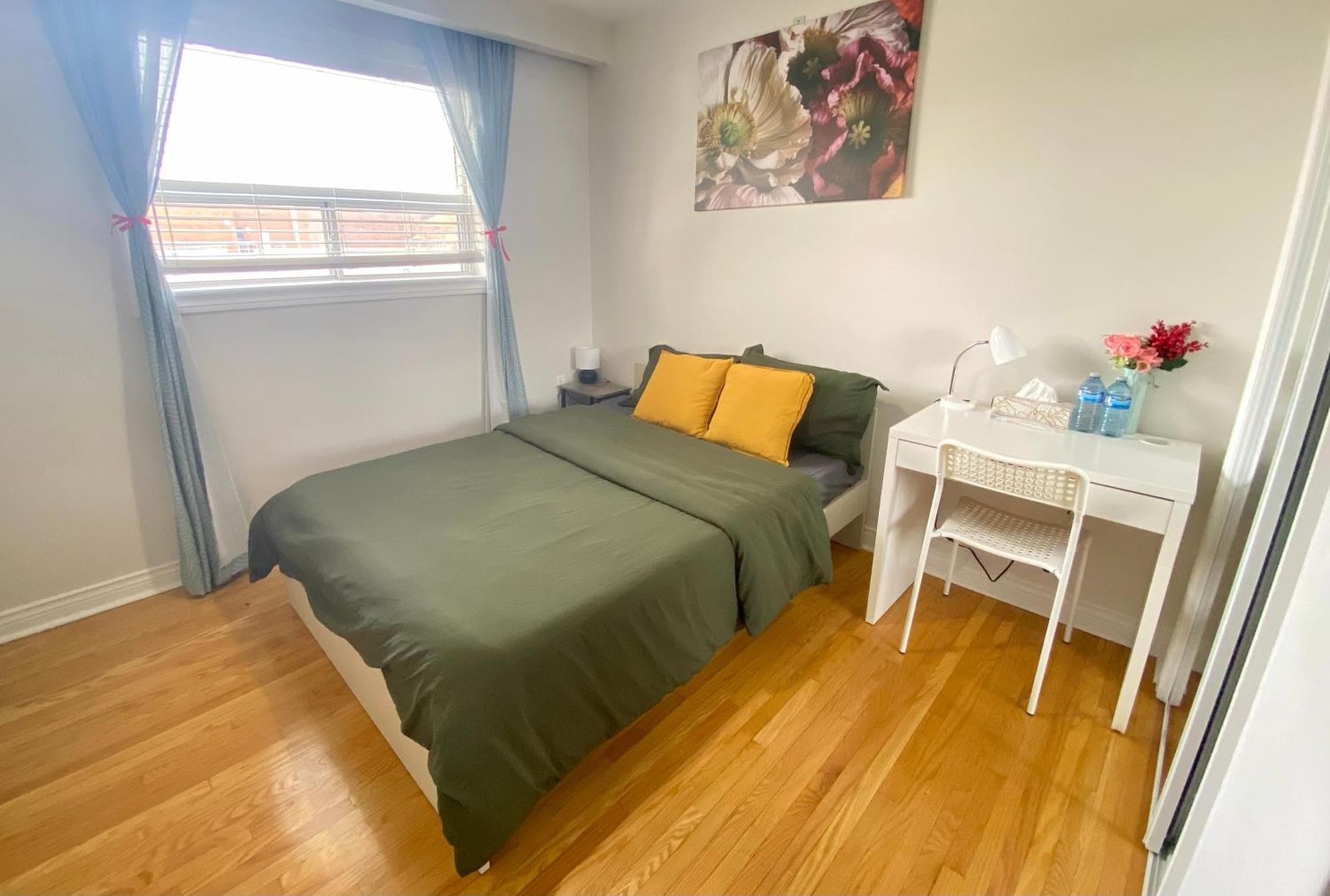Sunny House - Main Floor, Free Parking, In Toronto Hotell Rum bild