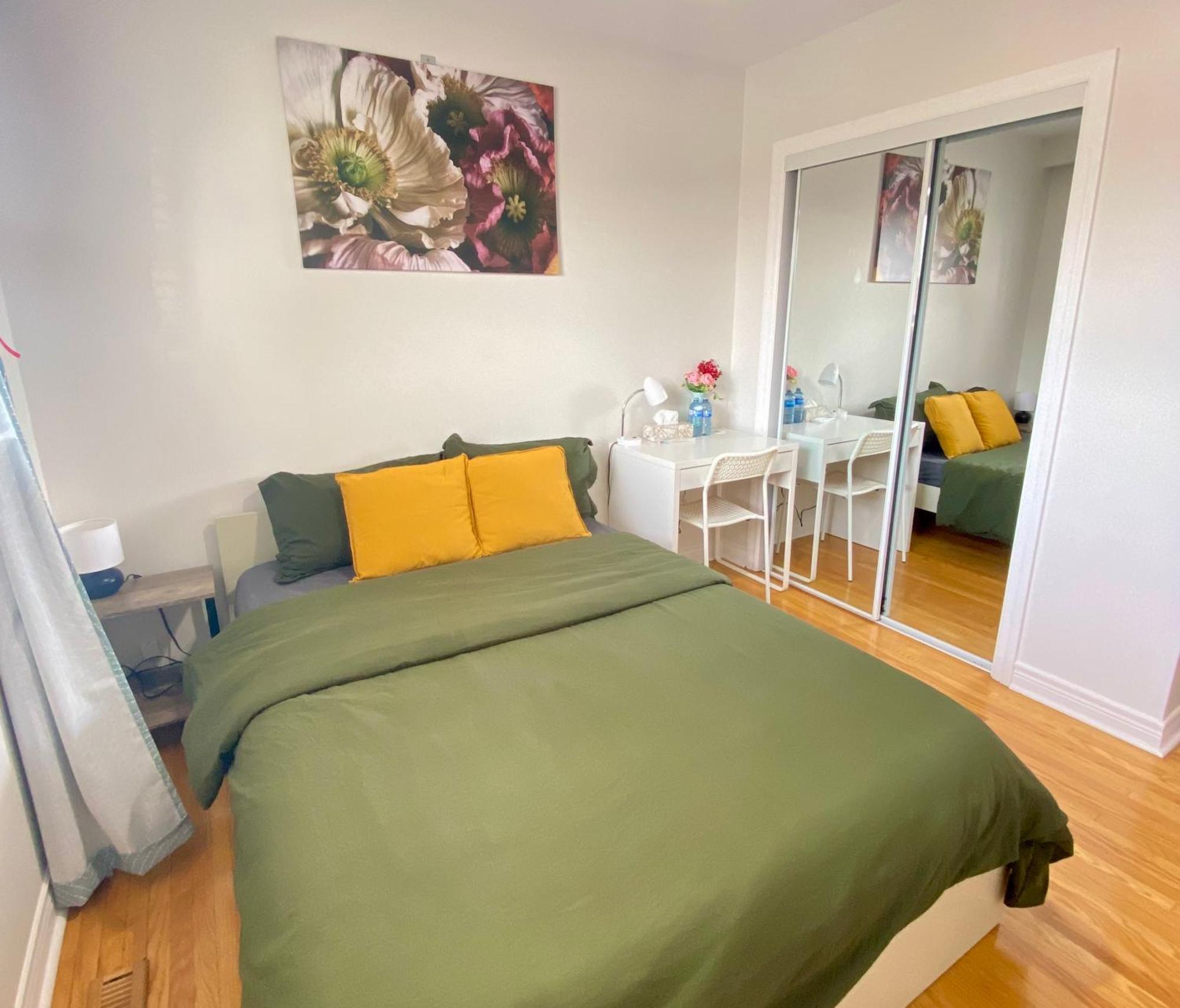 Sunny House - Main Floor, Free Parking, In Toronto Hotell Rum bild